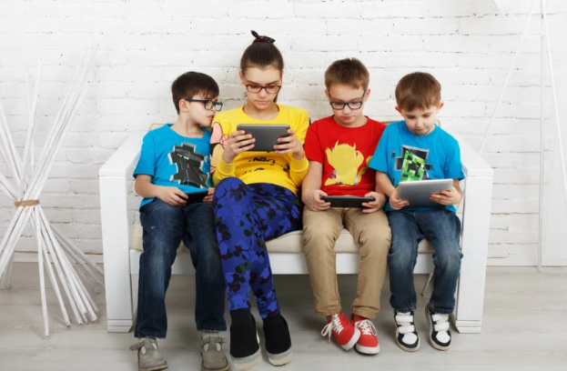 anak dan gadget, kapan anak boleh punya gadget, usia ideal anak punya handphone, parenting digital, tips kontrol gadget anak, tanda anak siap punya gadget, gadget untuk anak usia 9 tahun